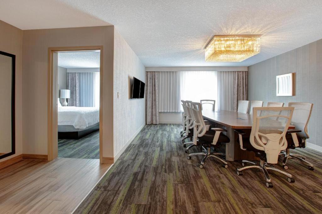 The Landing Hotel & Conference Centre St. Paul Εξωτερικό φωτογραφία